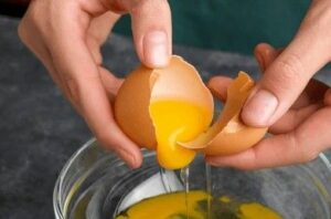 œuf de poule cassé
